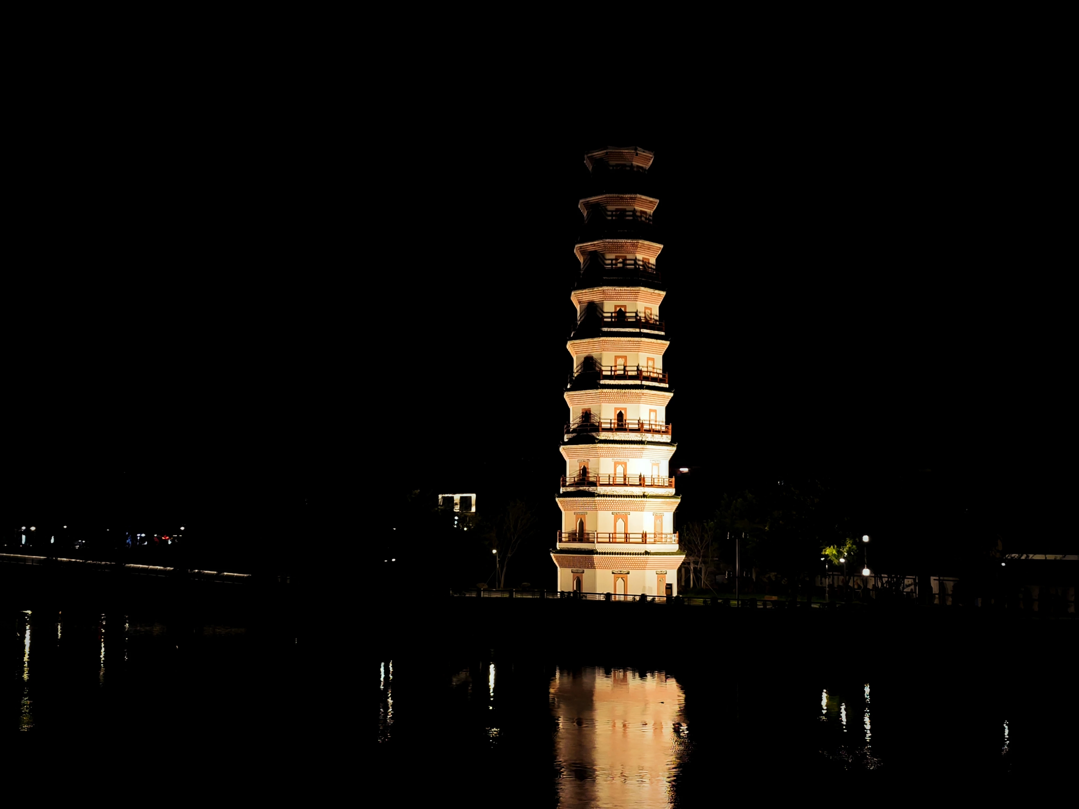 甜蜜与美味晚餐，金鳌洲塔下的夜色如画